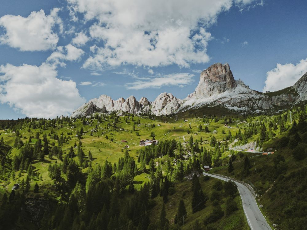 paisaje con montaña en dolomitas